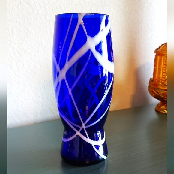 Handblown Art Glass Colbalt Blue & White Abstract Overlay Eclectic MCM Vase Gift - Picture 4 of 14